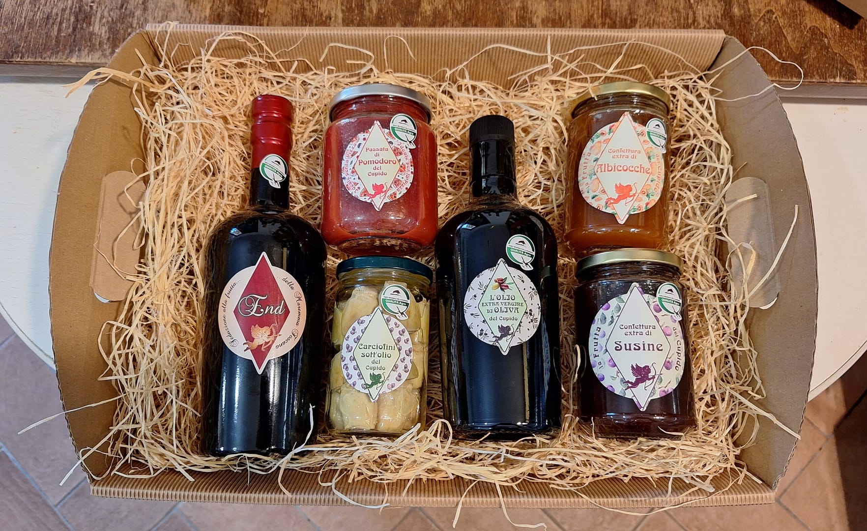 Cesto natalizio 3: Selezione di prodotti gastronomici artigianali italiani in confezione regalo. Olio, conserve e confetture.