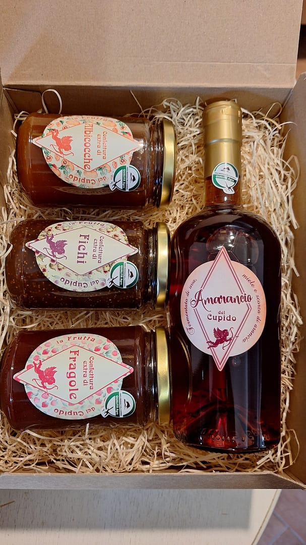 Handcrafted Christmas basket with apricot, fig, strawberry and liqueur jams. Gourmet gift ideas for Christmas.