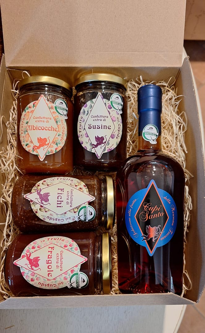 Christmas basket with handmade apricot, plum, fig and strawberry jams and Tuscan liqueur. Christmas gift ideas.