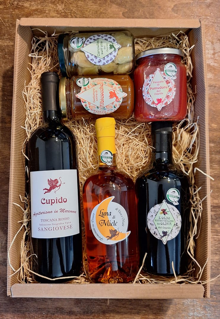 Christmas basket with Tuscan wine, extra virgin olive oil, honey and artisanal preserves. Gourmet gift made in Italy, gourmet gift ideas.